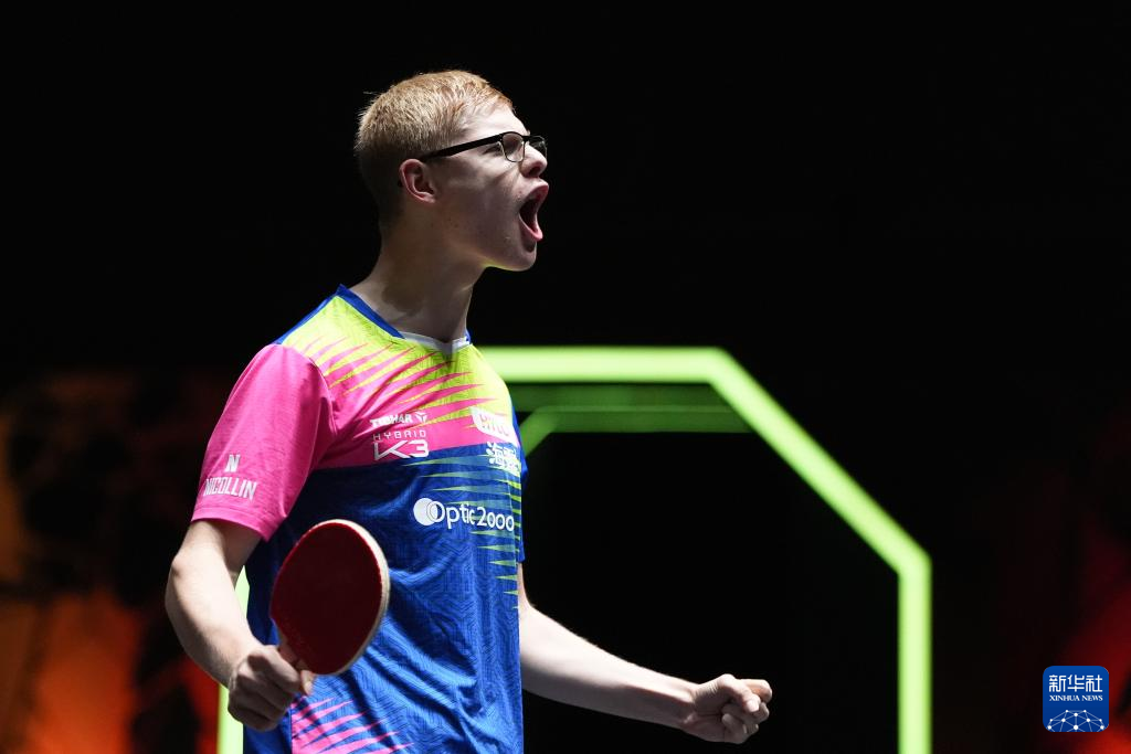 [德甲]吉滕斯边路一条龙突破 小角度劲射破门.